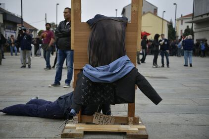 G7 Torino: manifestanti inscenano ghigliottina 5