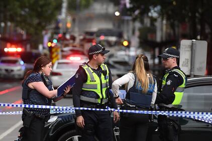 Terrore a Melbourne: fa esplodere l'auto e accoltella i passanti 3
