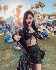 Giulia De Lellis sexy  "dark lady" al Coachella Festival 2