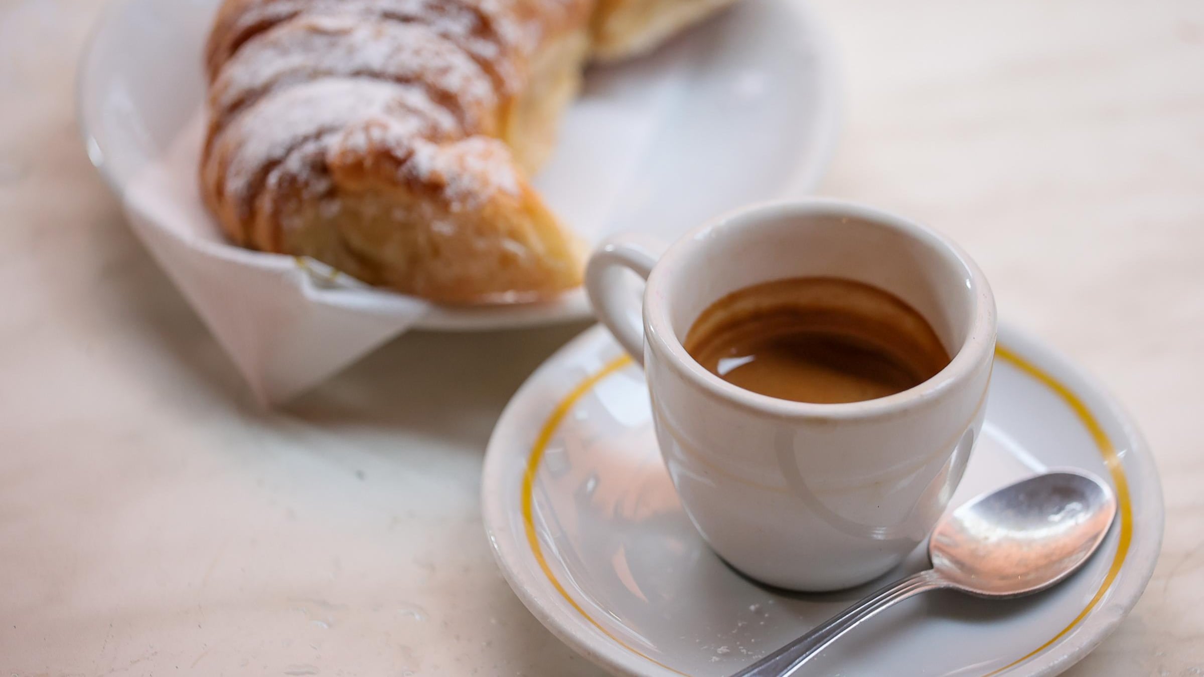 Caffè, nuovi aumenti in arrivo: quanto costerà al bar?