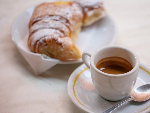 Caffè, nuovi aumenti in arrivo: quanto costerà al bar?