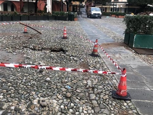 Portofino, una voragine nella piazzetta dei vip. Deraglia treno a Santa Margherita Ligure