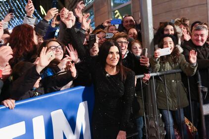 Laura Pausini canta con i fan fuori dall'Ariston 18