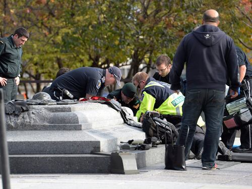 Canada, spari al Parlamento: ferito un soldato a Ottawa