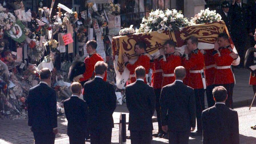 Tutte le regole infrante dalla Regina al funerale di Lady Diana