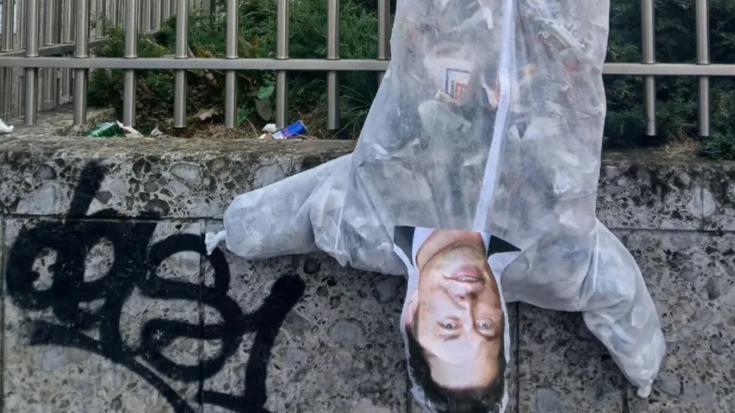 Musk a testa in giù. A Piazzale Loreto la sinistra perde la testa, non il vizio