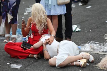 Alcol, follia e scollature trash. Ecco il Grand Nationale Horse Racing festival 3