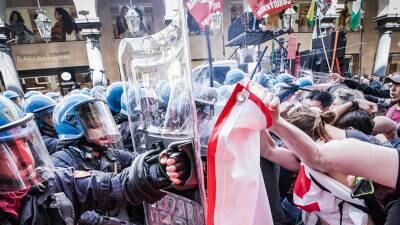 Primo maggio di scontri: 10 agenti feriti a Torino, tensioni coi no Green Pass a Trieste