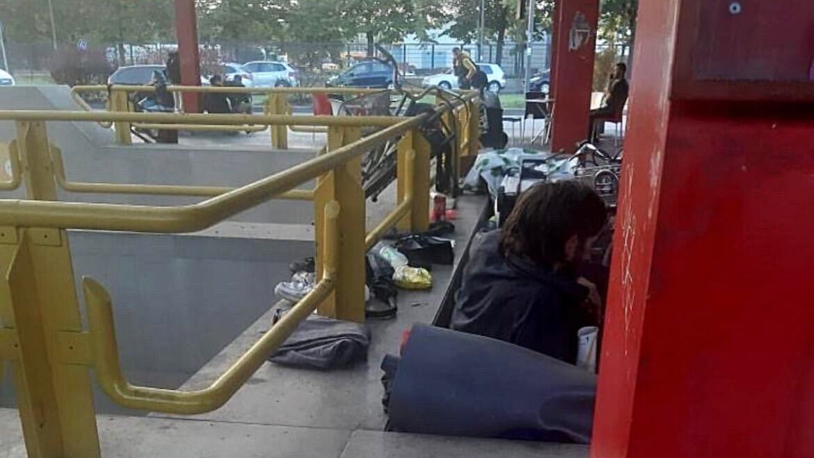 "Scempio non tollerabile". Nella metro di Milano si fa lo slalom tra i tossici