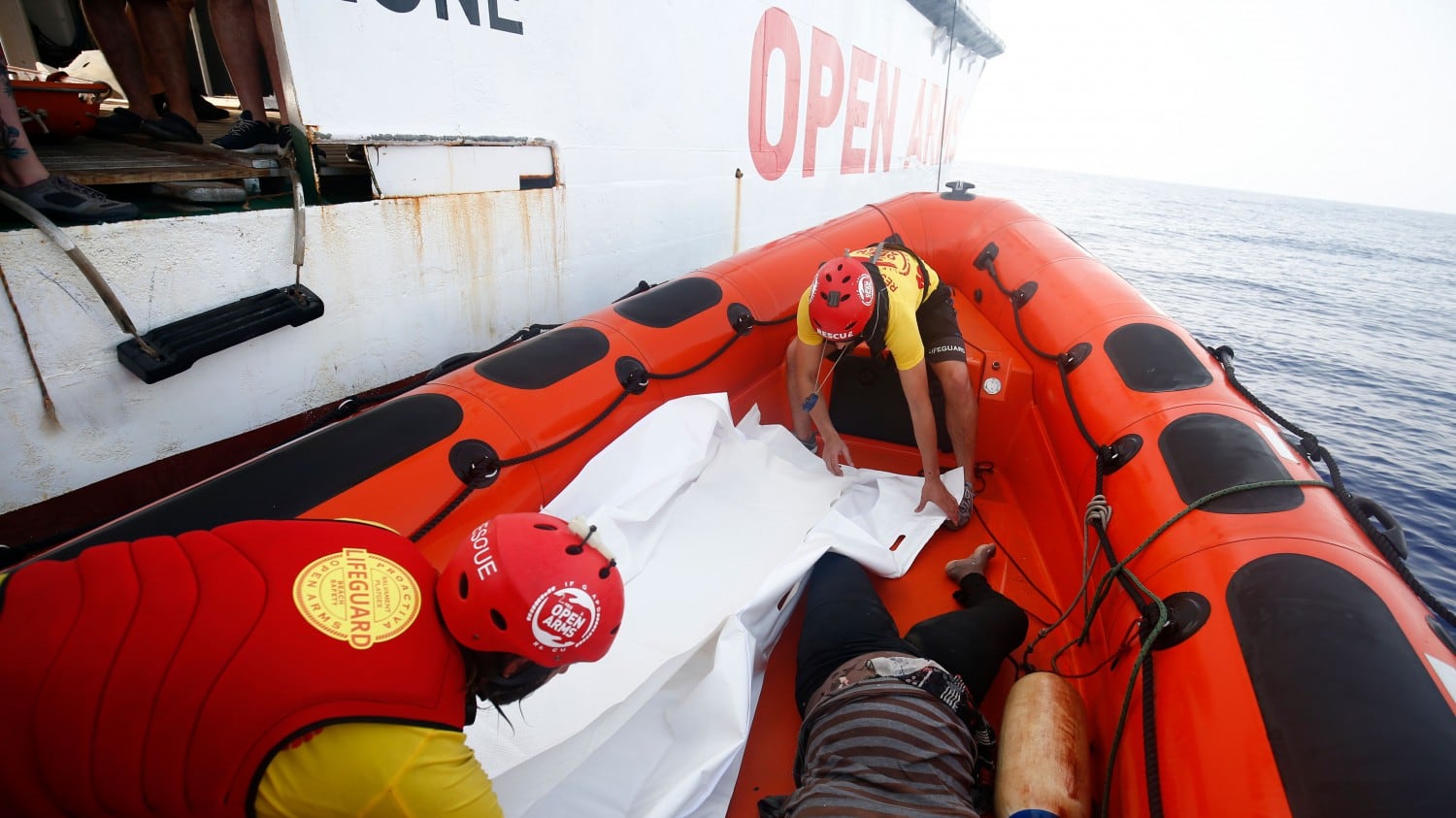 E adesso la Ong sfida Salvini: "Gli manderemo una cartolina"