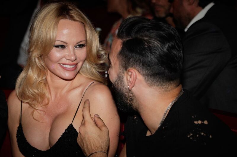 Pamela Anderson sexy alla première al Crazy Horse 4