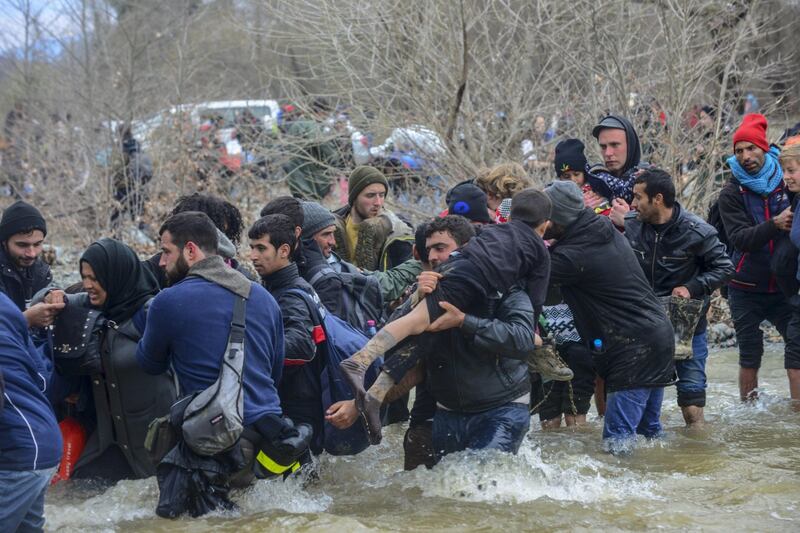 I migranti guadano il fiume tra Grecia e Macedonia 11
