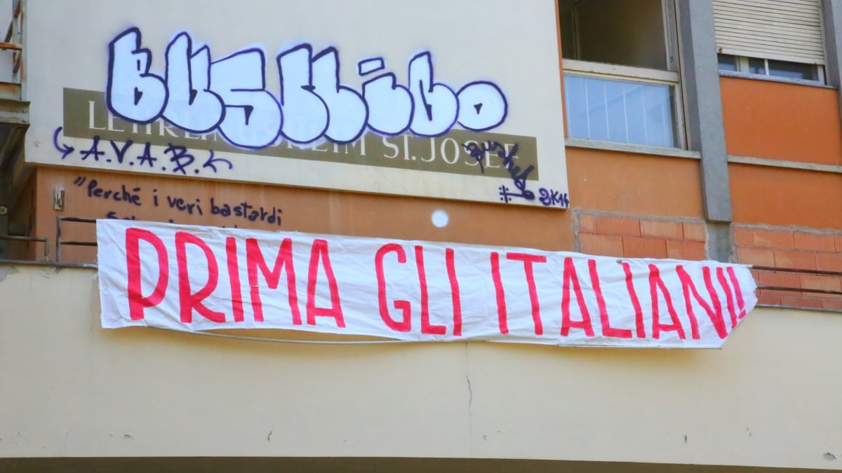 Casapound caccia gli immigrati da ex scuola per darla agli italiani