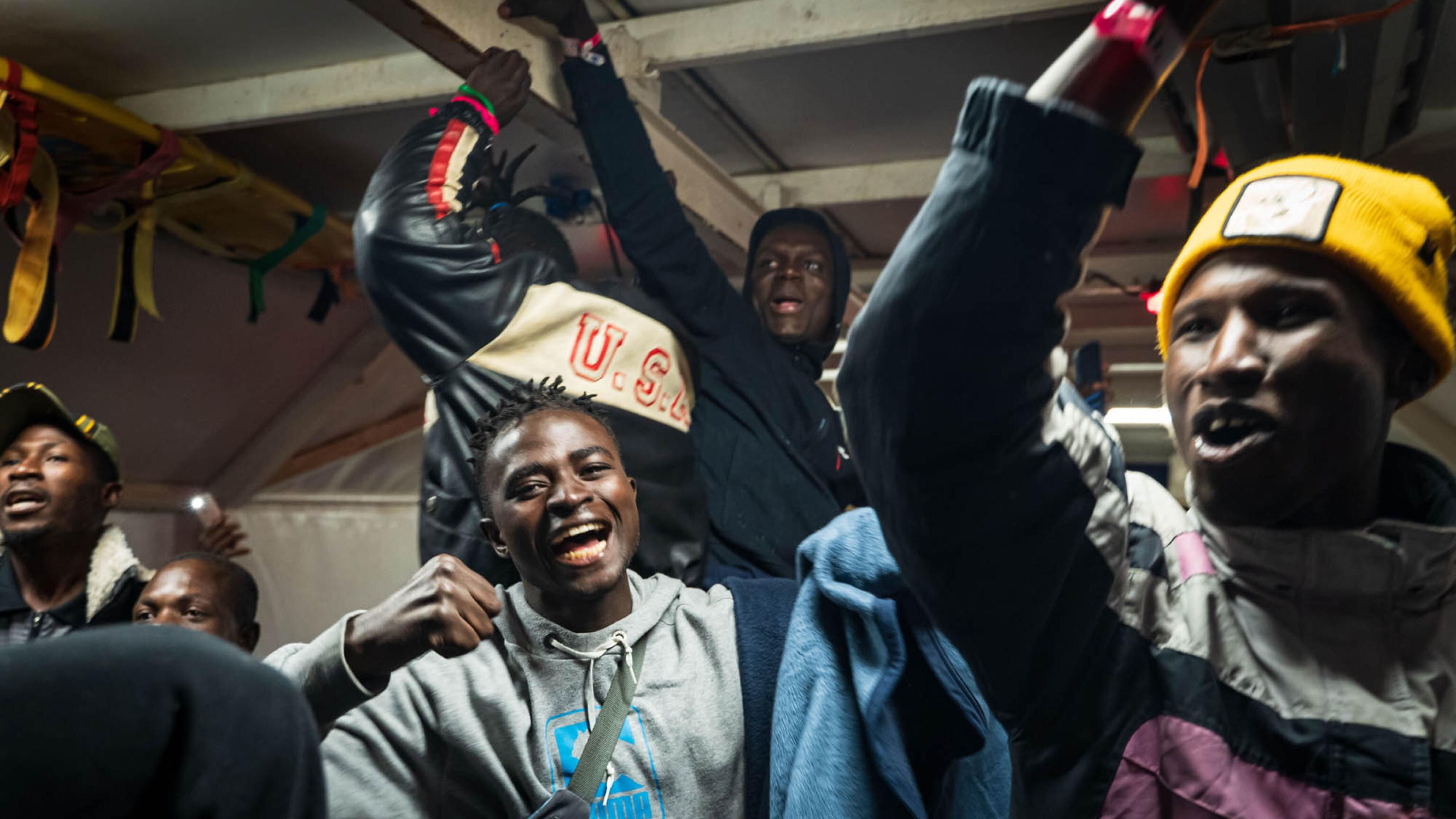 Svolta Ue sui migranti. Asse Meloni-Macron. Una nave a Marsiglia. Frontex contro le Ong: facilitano le partenze