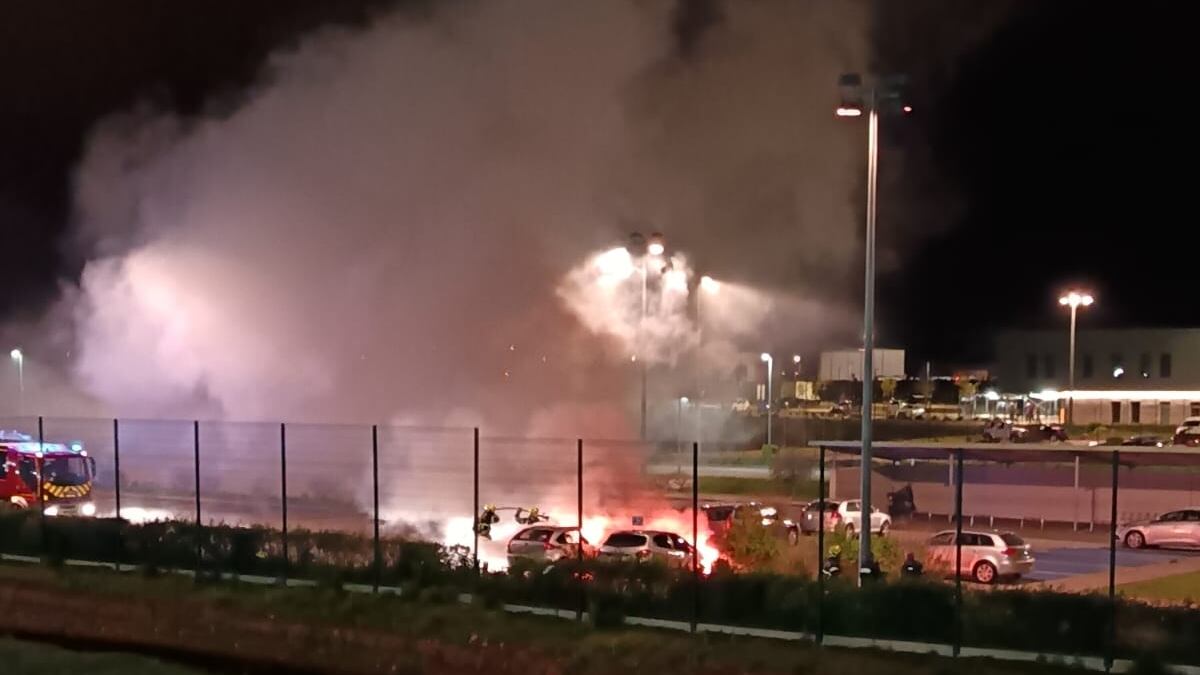 Auto incendiate e colpi di kalashnikov: notte di attacchi e assalti alle carceri francesi