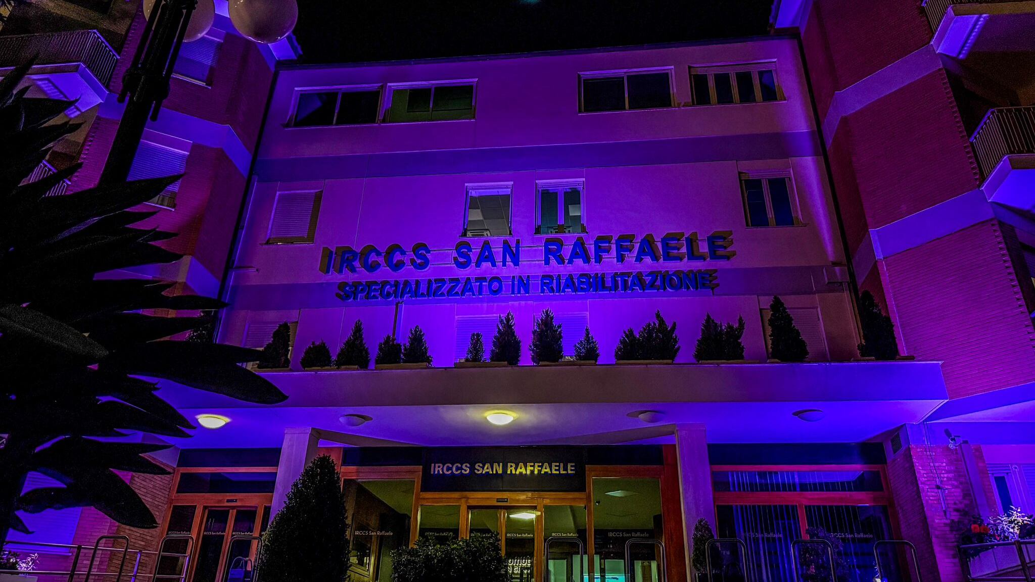 L’IRCCS San Raffaele di Roma si illumina di viola