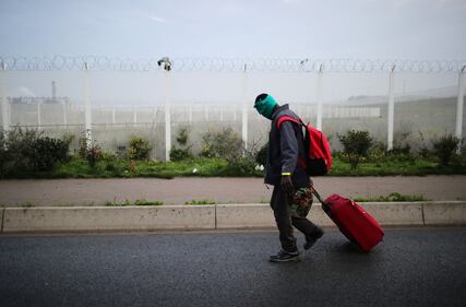 MIgranti costretti a lasciare il campo profughi di Calais 15