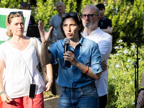 Pd a rimorchio dei 5S. Schlein per ora tace e prepara lo sgambetto