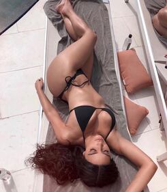 Kim Kardashian sexy in piscina 1