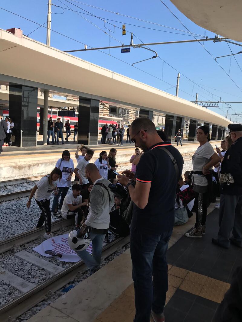 La stazione di Napoli ostaggio dei familiari degli italiani scomparsi in Messico 3