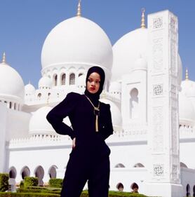 Rhianna posa col velo, scatti da Abu Dhabi 4