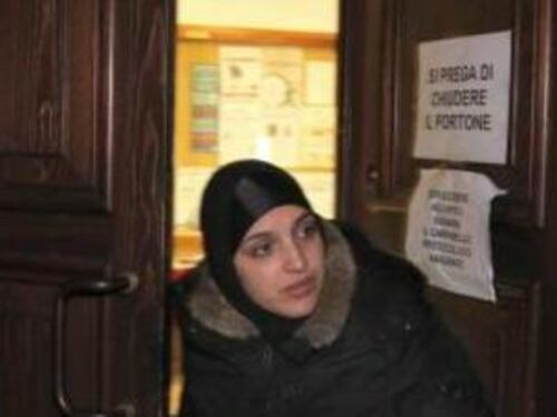 Immigrati ospitati in municipio, il sindaco paga il viaggio a casa ma loro: "Non ce ne andiamo"