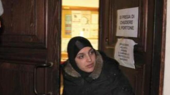 Immigrati ospitati in municipio, il sindaco paga il viaggio a casa ma loro: "Non ce ne andiamo"