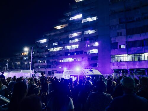 Napoli, crolla un ballatoio a Scampia: due morti e 13 feriti, tra di loro 7 bambini