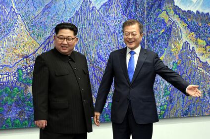 Vertice Kim-Moon, la stretta di mano tra i due leader 4