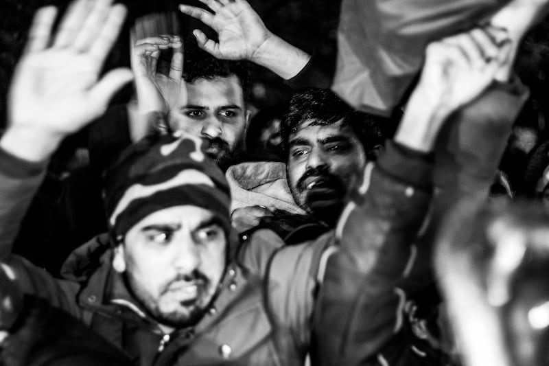 Code di migranti in via Cagni a Milano 3