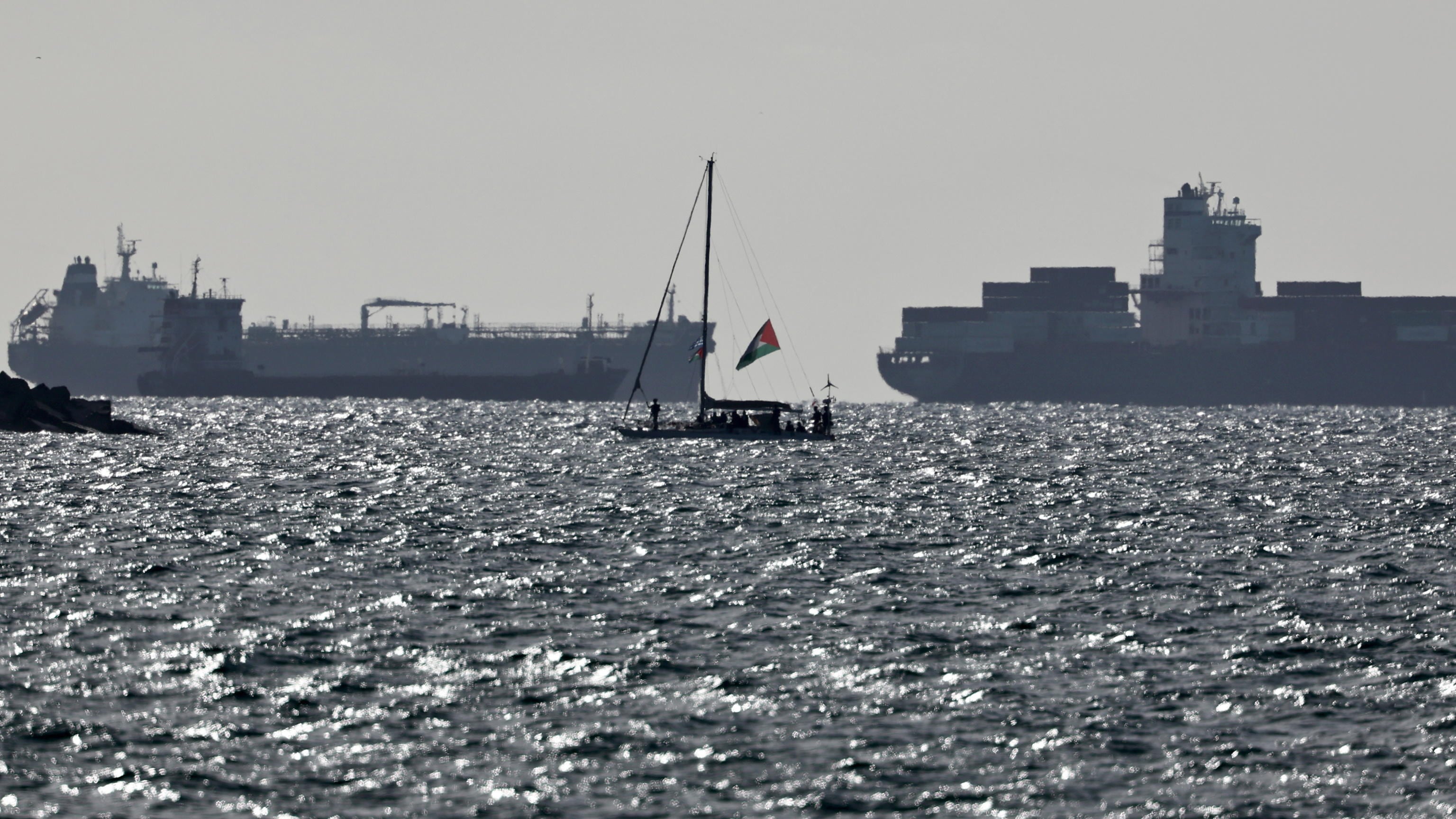Flotilla, fine della crociera-show: sconfessata pure dalla Chiesa