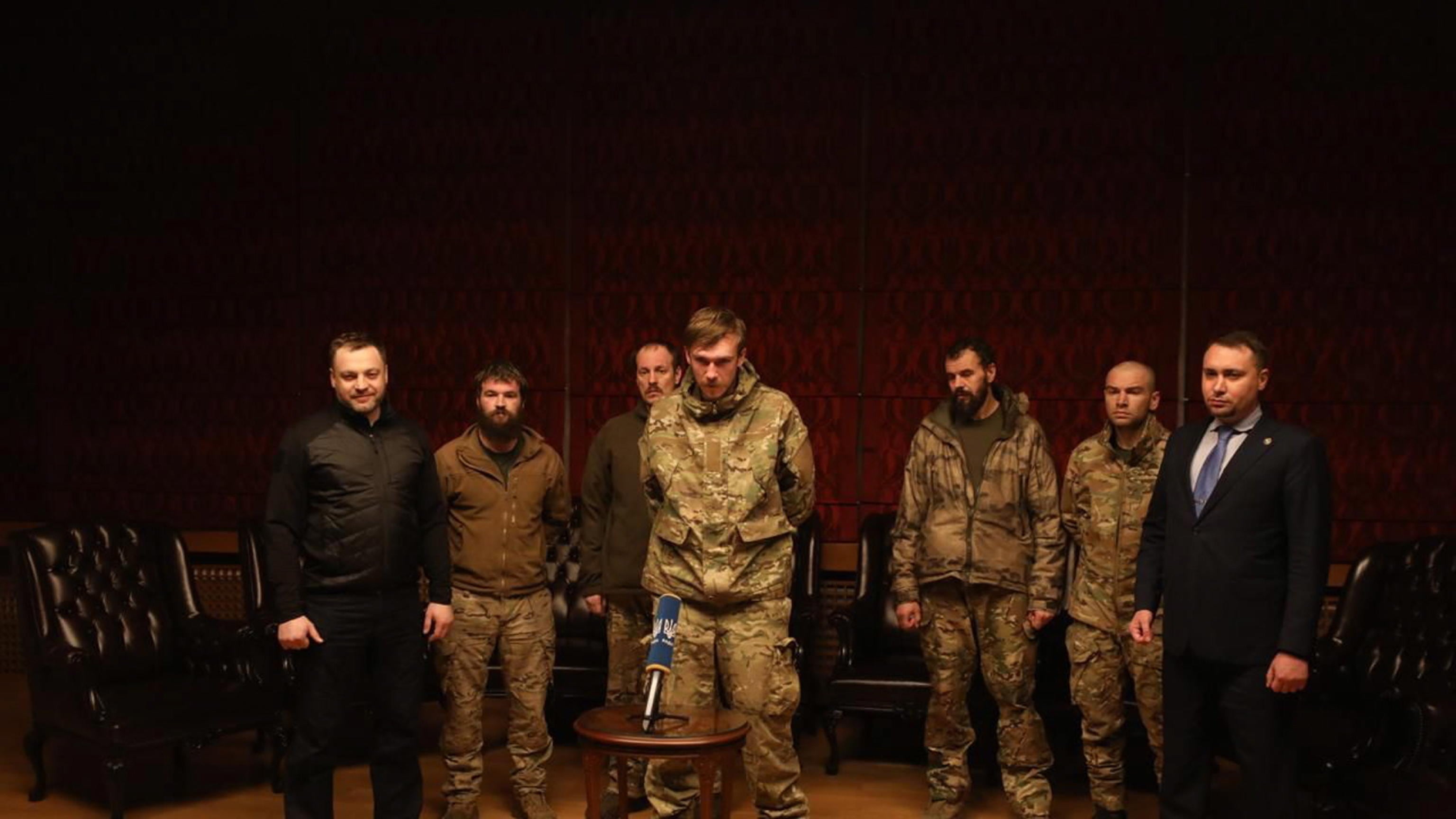 Lo scambio che umilia Mosca. Liberati i "nazisti" dell'Azov