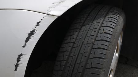 Il trucco per rimuovere i graffi dalle auto