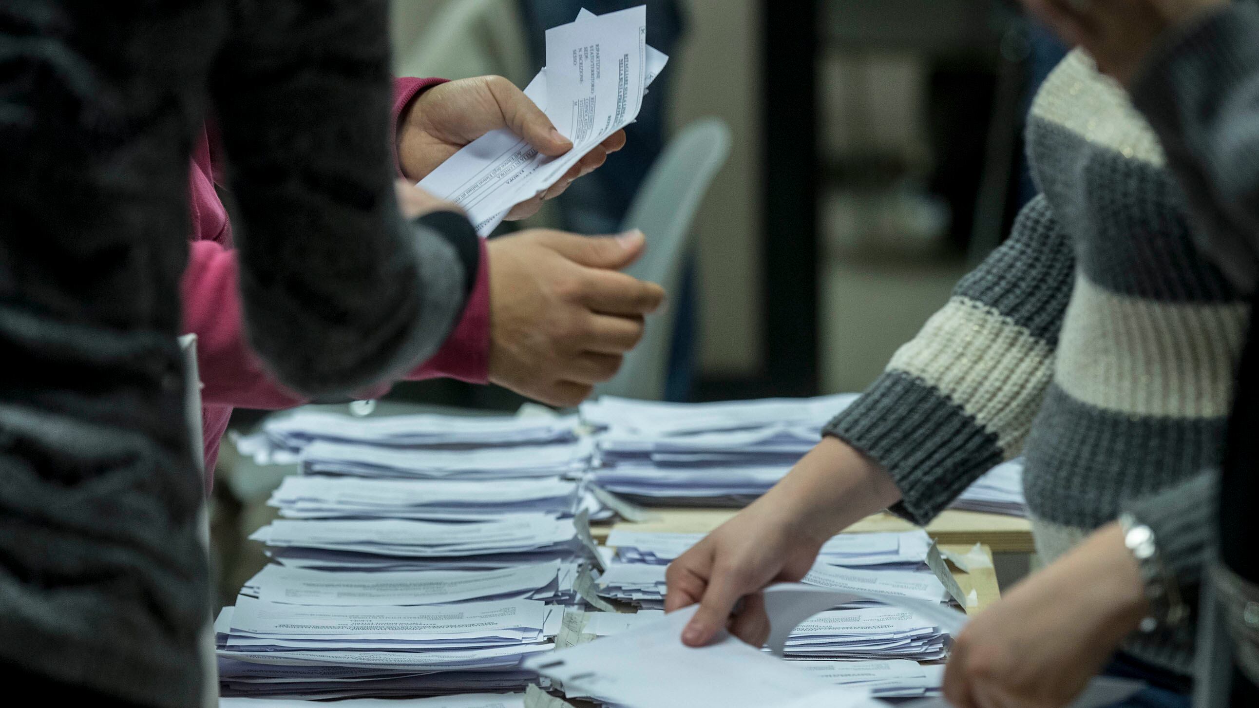 Nelle buste delle schede dall'estero passaporti e assegni