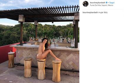 Kourtney Kardashian nuda al mare 2