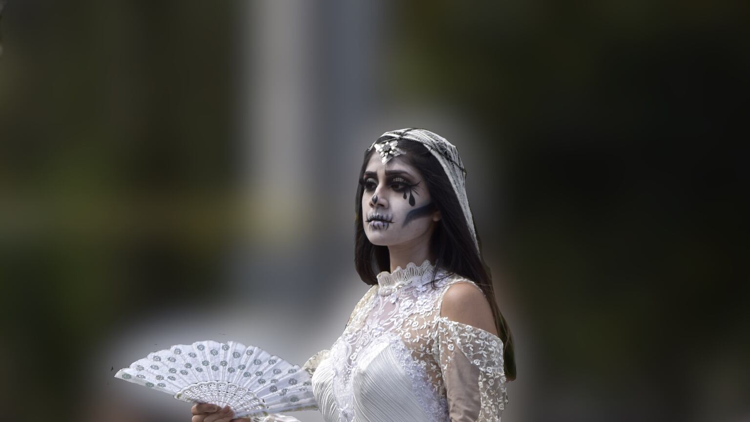 Si traveste da fantasma per scherzo. Il vicino si spaventa e la uccide