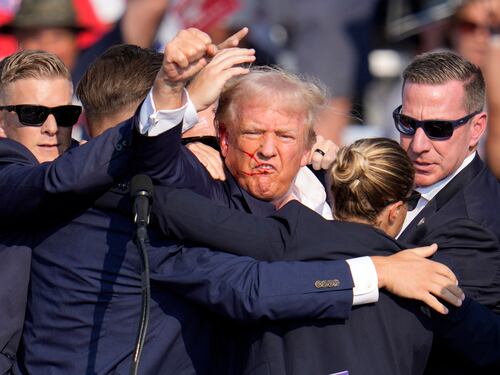 Trump sbarca a Milwaukee e cambia il discorso per la convention: ecco i piani del tycoon