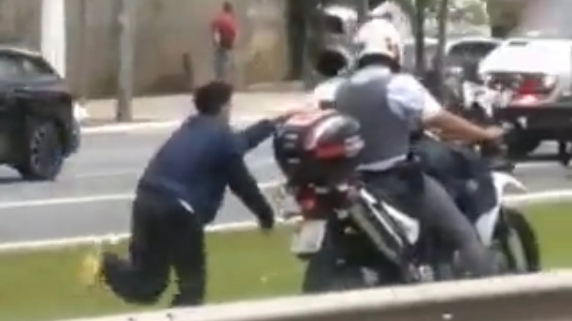 Ammanetta il pusher e lo lega alla moto: la trovata del poliziotto