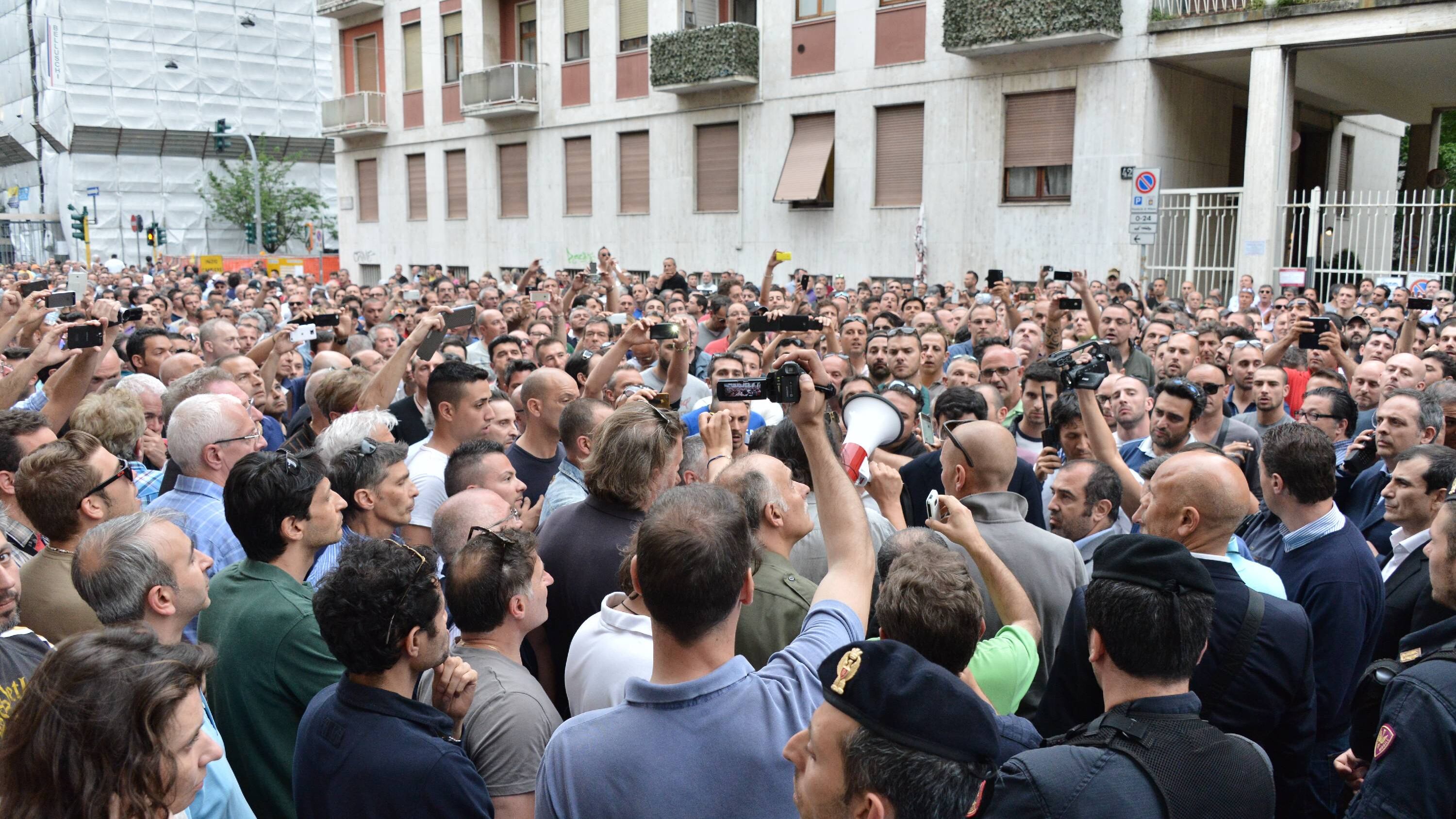 I politici prendono il taxi e bocciano Uber