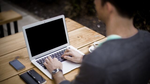 Stai seduto più di tre ore al giorno? Aumenta il tasso di mortalità