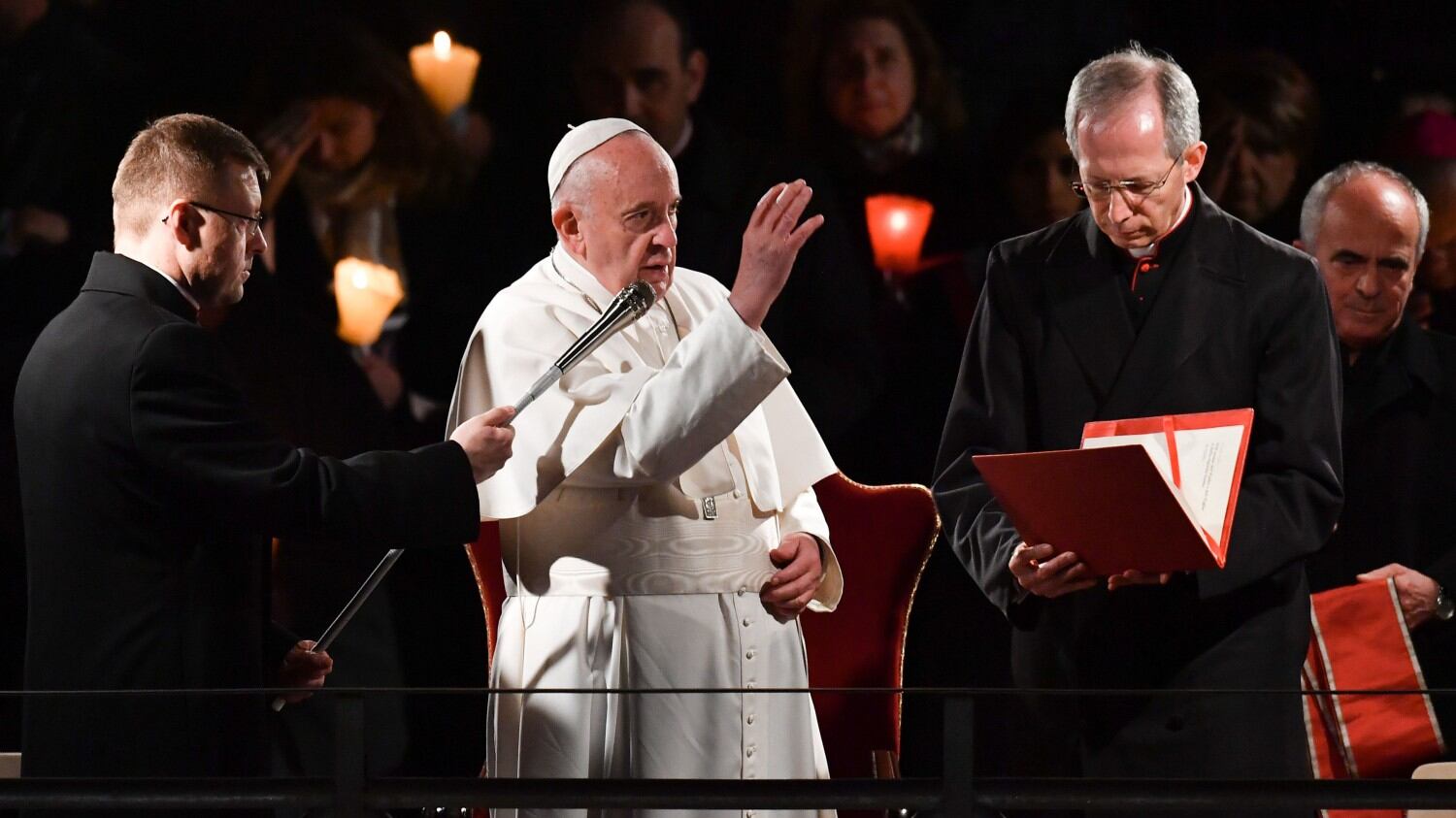 Il Papa alla Veglia di Pasqua: "Superiamo chiusure e paure"
