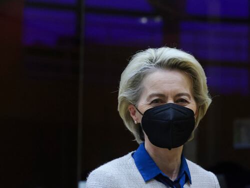 Vaccini anti Covid, polemica sugli sms segreti di Ursula