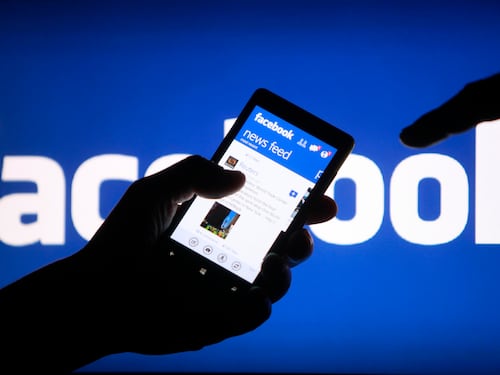 Post con il Duce rimosso: giudice condanna Facebook al risarcimento