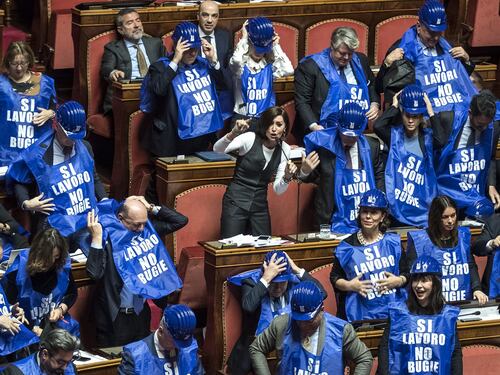 Senato, primo sì al decretone. Ma in Aula scoppia la bagarre