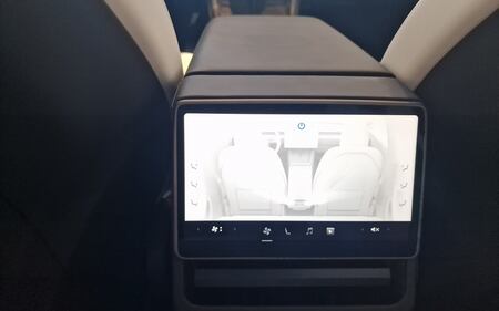 Tesla Model 3 restyling, guarda tutte le immagini 11
