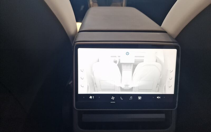 Tesla Model 3 restyling, guarda tutte le immagini 11