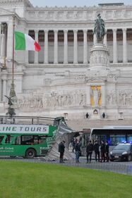 Maltempo a Roma, autobus turistico scoperchiato dal vento 2