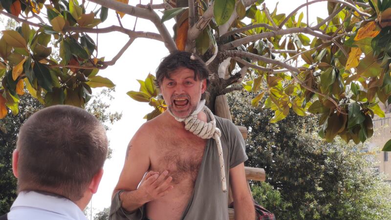 Operaio con il cappio al collo davanti al Comune di Napoli 5