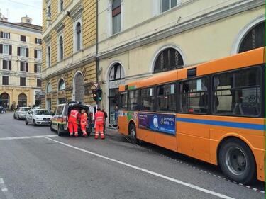 Ancona, autobus si schianta: 18 feriti 5