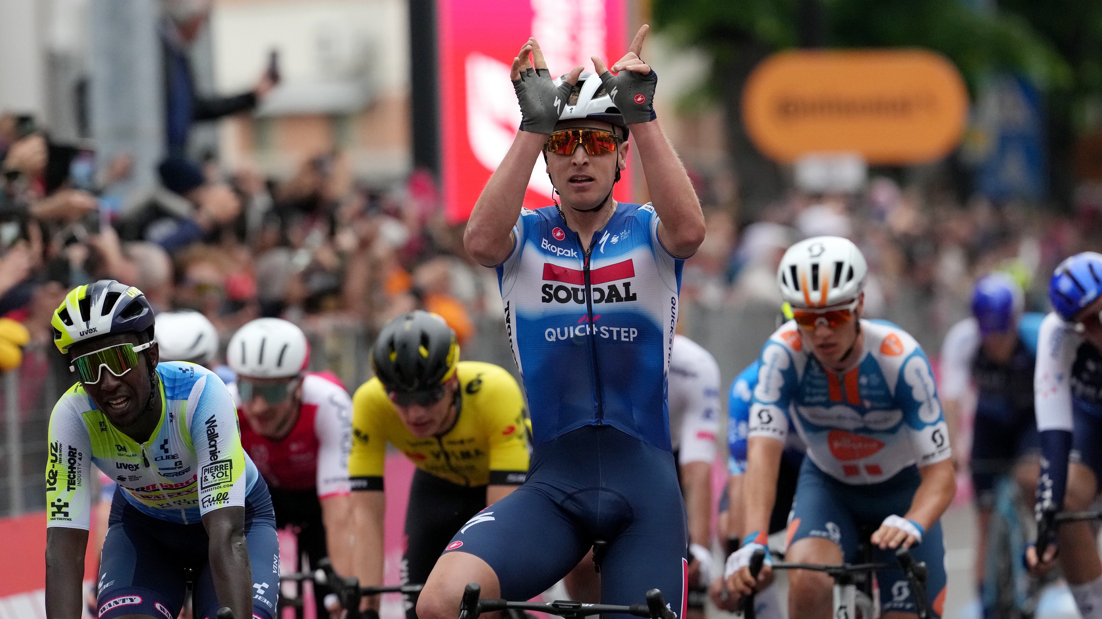 Giro, Milan beffato da Merlier nella volata di Fossano. Pogacar ancora in rosa